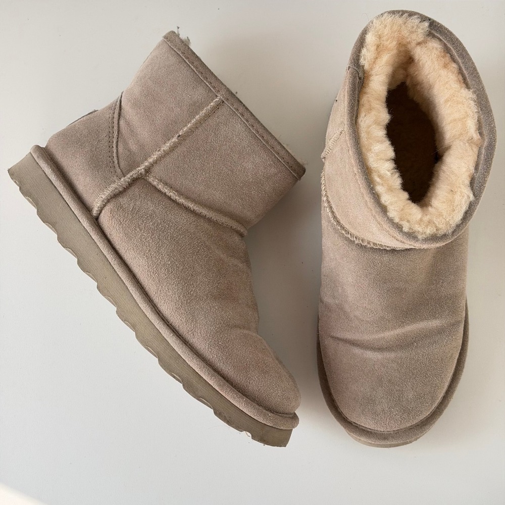 Bearpaw Elle Short Boot Womens 9 Taupe Suede Sheepskin Lining Winter Cozy Lounge